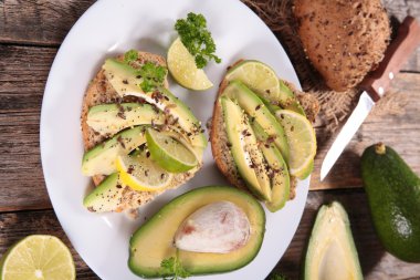 Vejetaryen avokado sandviç