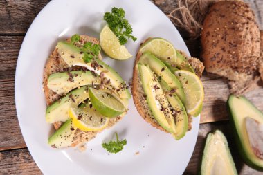 Vejetaryen avokado sandviç