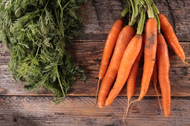 çiğ havuç ve yaprakları