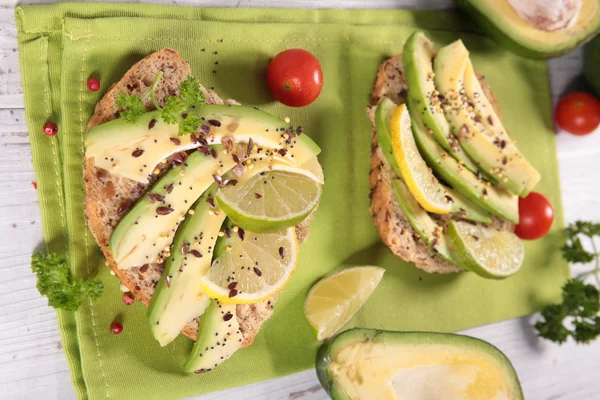 Sándwiches de aguacate vegetariano —  Fotos de Stock