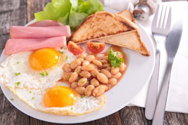 sahanda yumurta ve fasulye