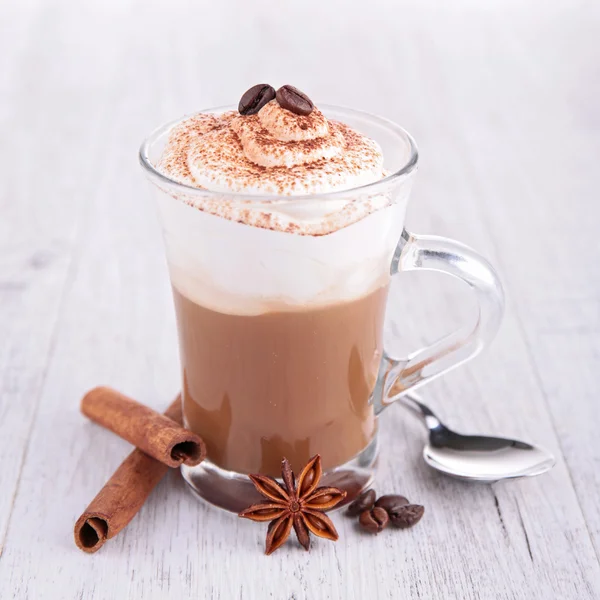 Koffie met room en specerijen — Stockfoto
