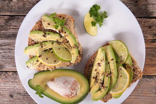 Sándwiches de aguacate vegetariano —  Fotos de Stock