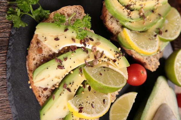 Sándwiches de aguacate vegetariano —  Fotos de Stock