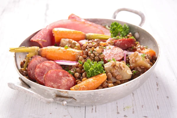 Lentejas con verduras y carne —  Fotos de Stock