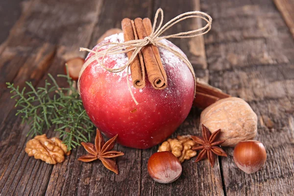 Äpple, nötter och kryddor — Stockfoto