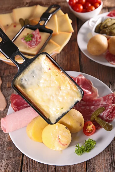 Impreza z raclette z serem — Zdjęcie stockowe