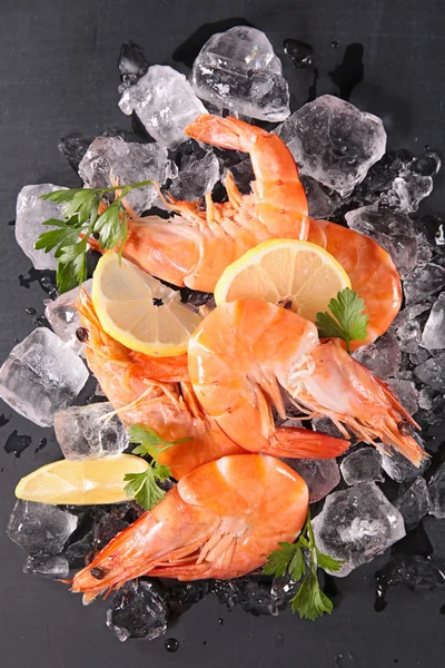 Crevettes avec glace et citron — Photo