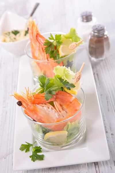Salad with shrimps, lemon, lettuce — Stock Photo, Image