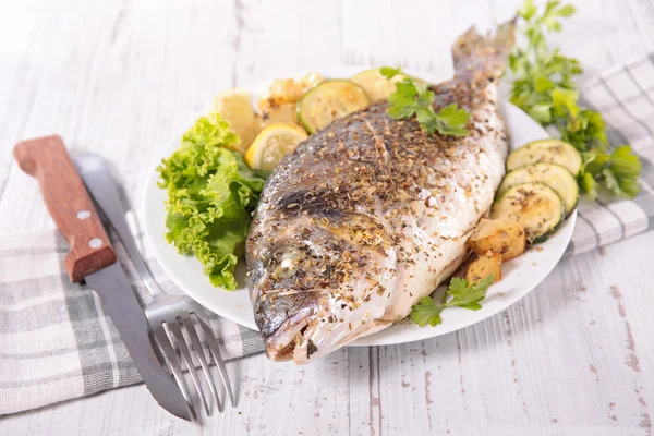 烤的鱼和蔬菜 — 图库照片