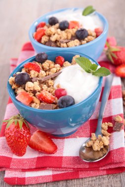 meyve ve yoğurt ile müsli