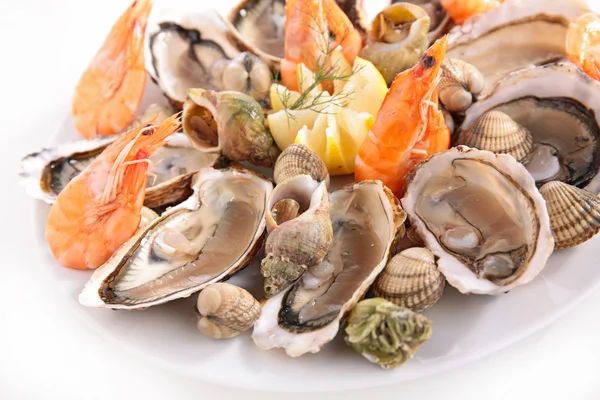 Fruits de mer. huîtres, crevettes, palourdes — Photo