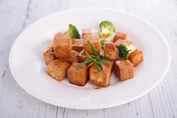 Stekt tofu med broccoli — Stockfoto