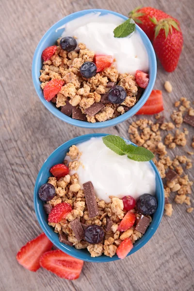 Muesli med bær og yoghurt – stockfoto