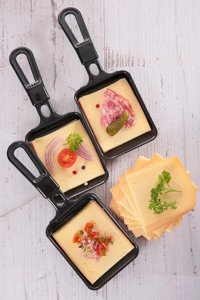 Queso raclette con ingredientes — Foto de Stock