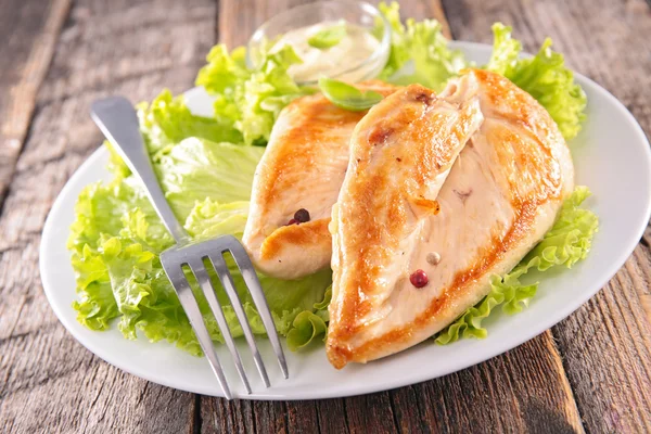 Филе куриной грудки и салат — стоковое фото