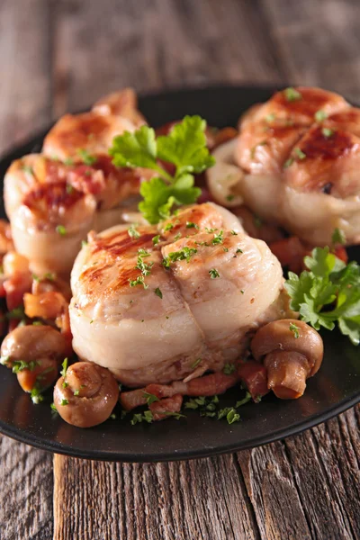 Carne al horno y champiñones —  Fotos de Stock