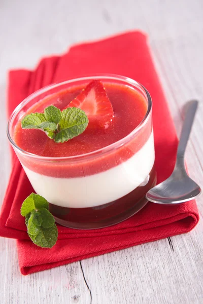 Chocolate mousse and strawberry dessert — Stock Photo, Image