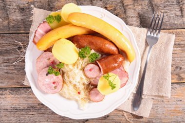 lahana turşusu, sosis ile ekşi lahana