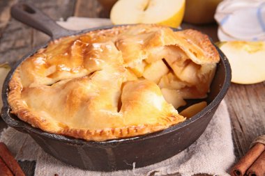 Ev yapımı elmalı turta.