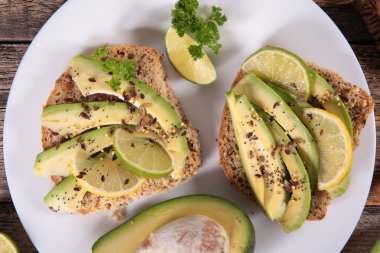 Vejetaryen avokado sandviç