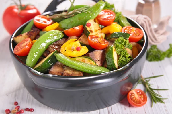 Разнообразные жареные овощи — стоковое фото