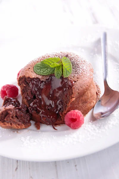 Bolinho de chocolate com framboesas — Fotografia de Stock