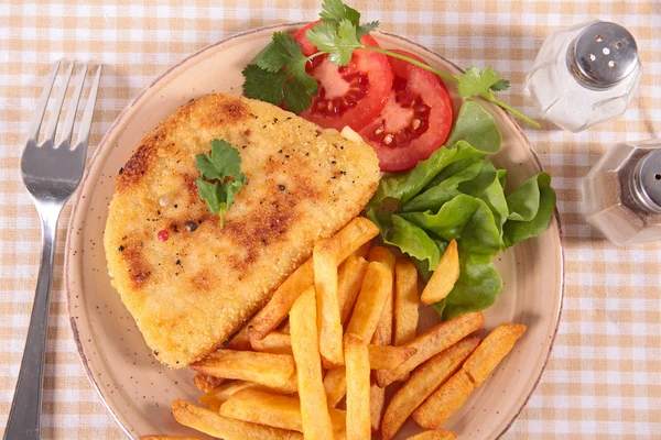 Cordon bleu e batatas fritas — Fotografia de Stock