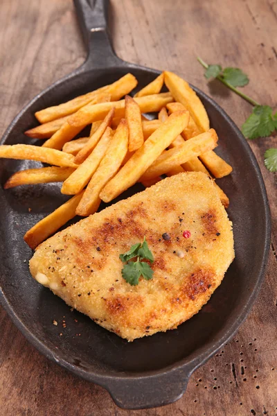 Cordon bleu e batatas fritas — Fotografia de Stock