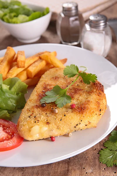 Cordon bleu e batatas fritas — Fotografia de Stock