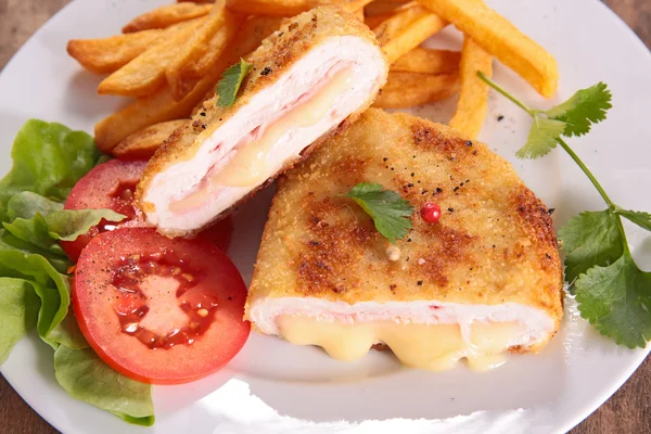 Cordon bleu en Franse frietjes — Stockfoto