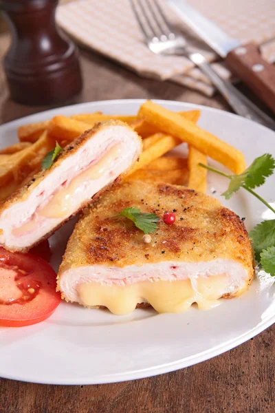 Cordon bleu och pommes frites — Stockfoto