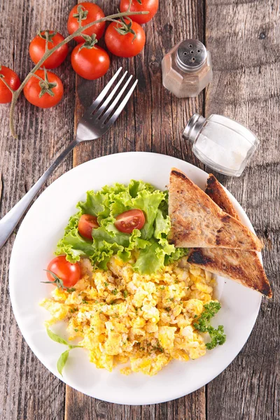 Sahanda yumurta salatası ile — Stok fotoğraf
