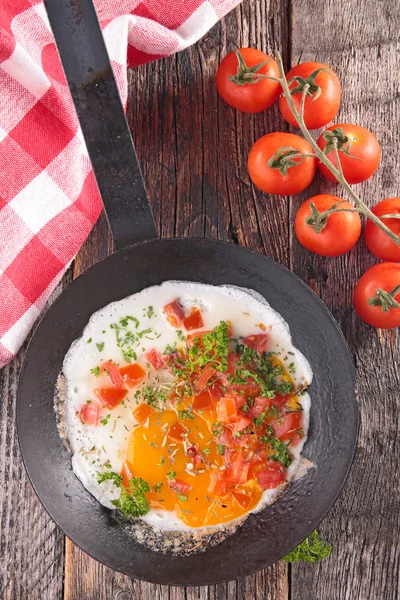 Ovos fritos e tomates — Fotografia de Stock