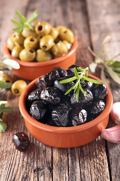 Olive verdi e nere con erbe aromatiche — Foto Stock