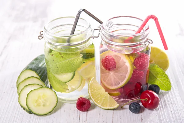 Detox vatten med frukter, grönsaker — Stockfoto