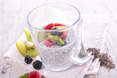 Chia tohum pudingi çilek ile