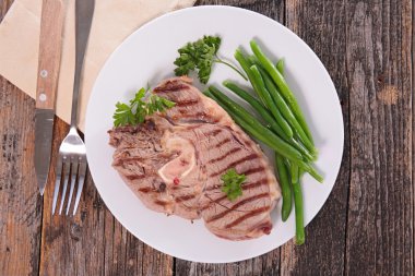 ızgara kuzu eti ve taze fasulye