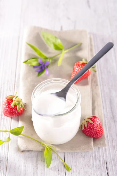 Čerstvý jogurt s bobulemi — Stock fotografie