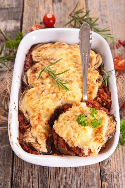 Musakka sığır eti, domates sos ve peynir ile — Stok fotoğraf