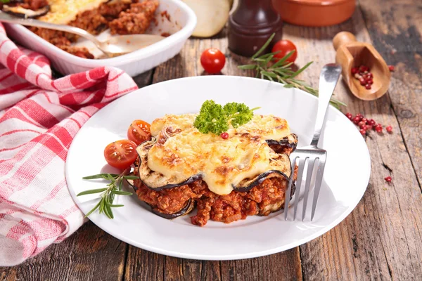 Moussaka mit Rindfleisch, Tomatensauce und Käse — Stockfoto