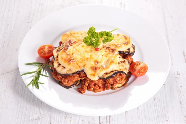 Moussaka med nötkött, tomatsås och ost — Stockfoto