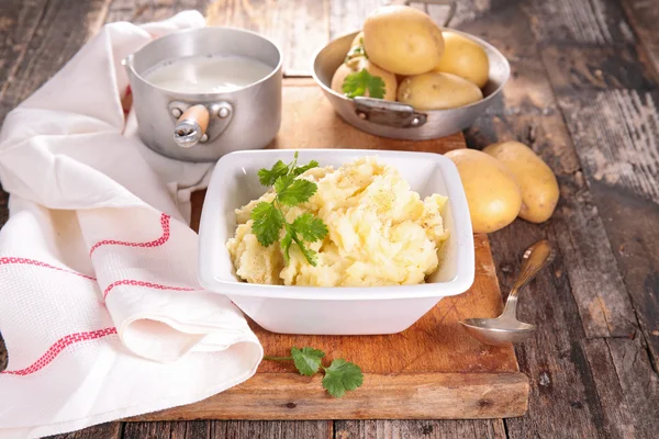 Potatismos med ingredienser — Stockfoto
