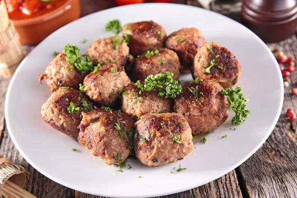 Boulettes de viande avec des herbes sur l'assiette — Photo