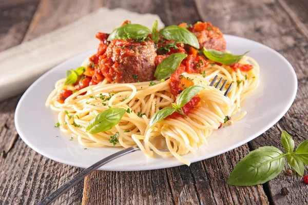Špagety s masovými kuličkami a rajčatovou omáčkou — Stock fotografie
