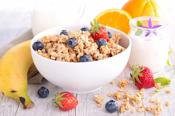 Composição com cereais, leite e frutas — Fotografia de Stock