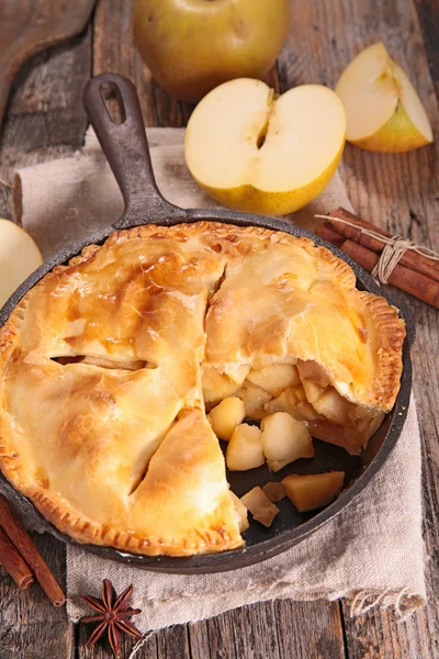 Sweet apple pie with spices — Stock Photo, Image