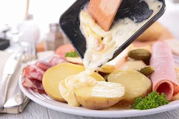 Sýr raclette s přísadami — Stock fotografie