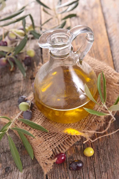 Aceite de oliva en botella — Foto de Stock