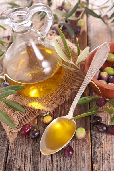 Olio d'oliva in bottiglia con olive fresche — Foto Stock